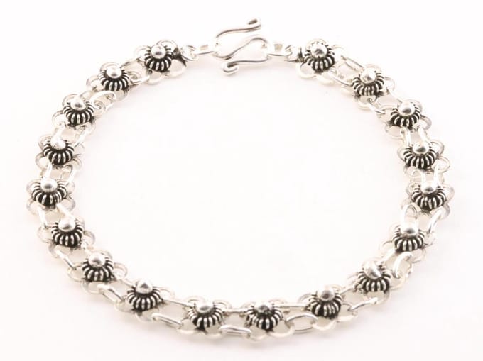 Fijn bewerkte zilveren schakelarmband - lengte 19 cm.