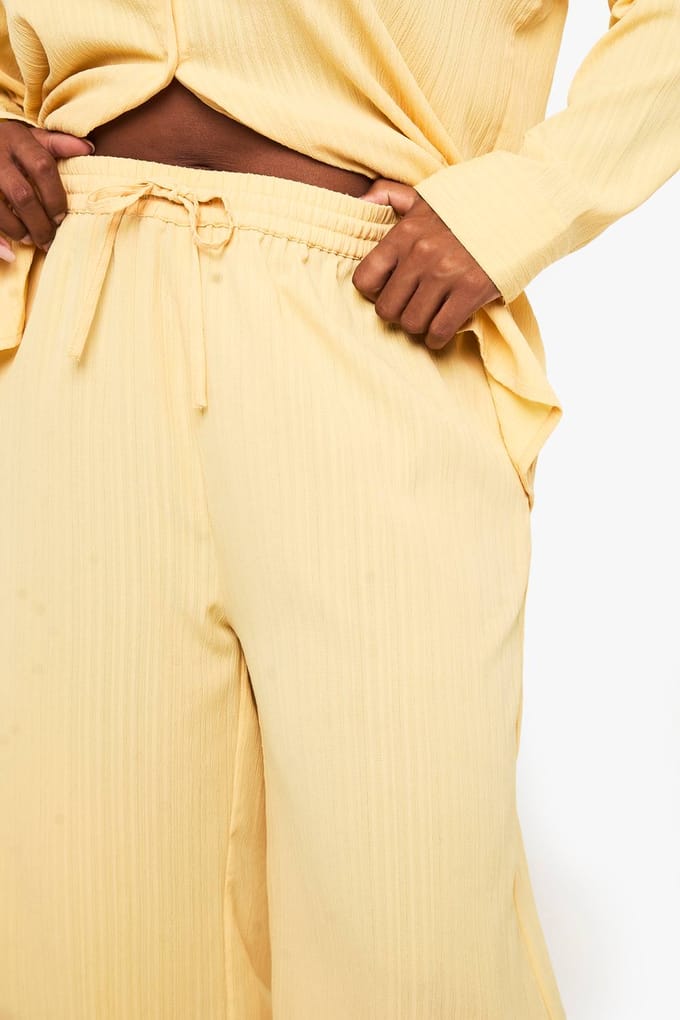 boohoo Dames Plus Textured Crinkle Wide Leg Trouser | Citroen | Maat: 44