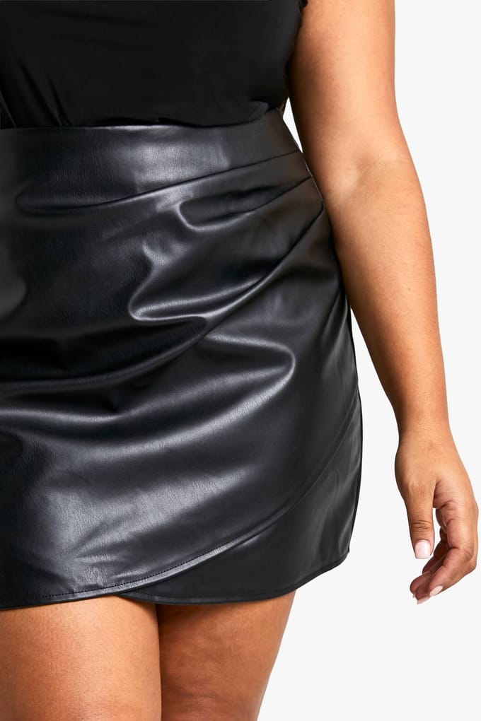 boohoo Dames Plus PU Draped Detail Minirok | Black | Maat: 26