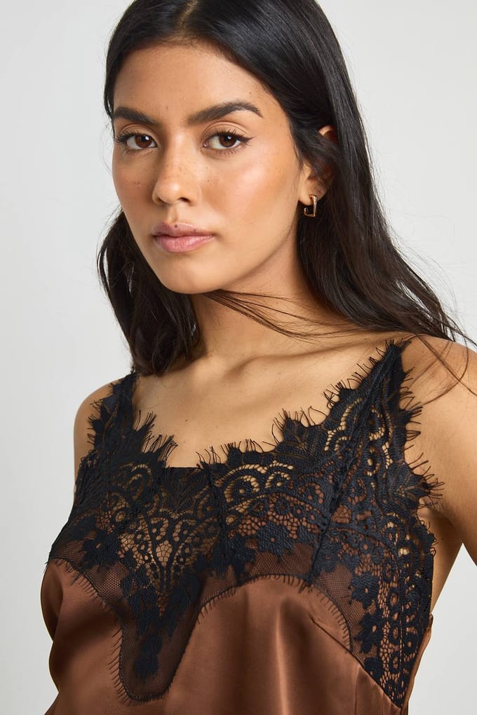boohoo Dames Kanten Zijsplit Satijnen Cami Top | Chocoladebruin | Maat: 40