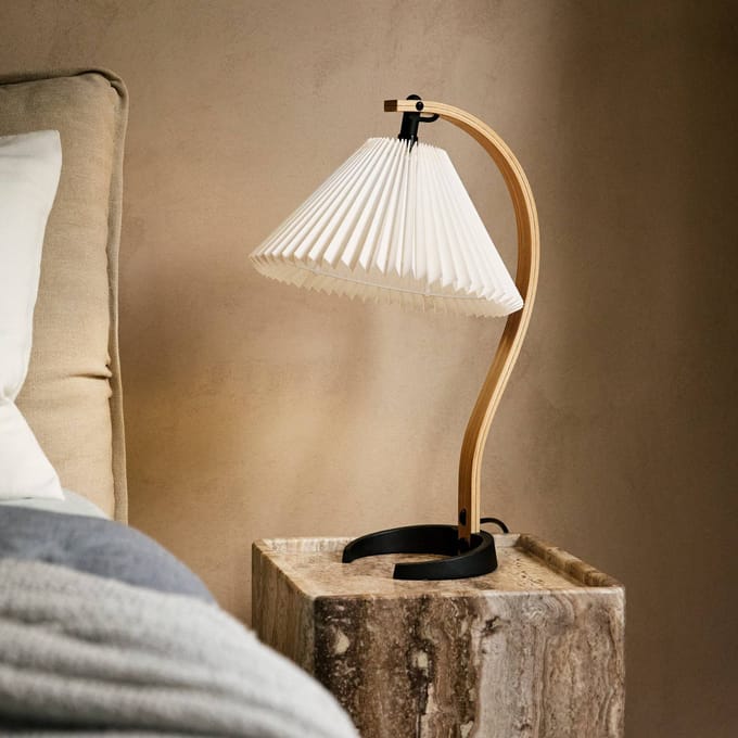 Gubi tafellamp Timberline, hout/wit, linnen, H 50 cm
