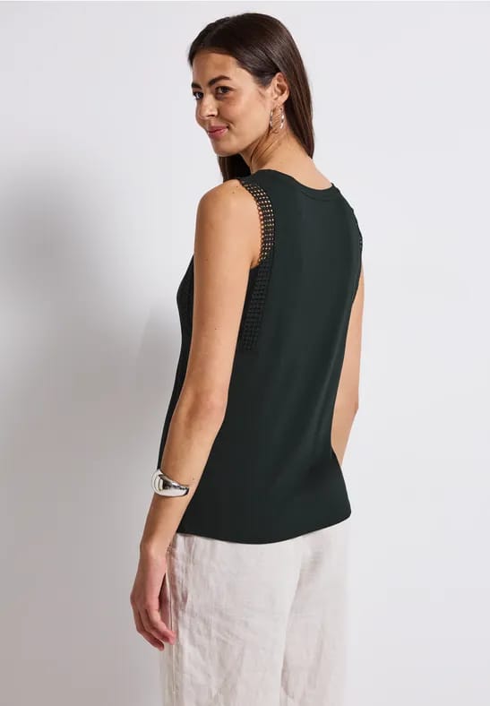 Top met gehaakte details