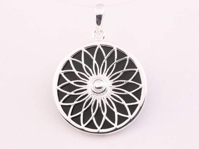 Ronde zilveren hanger met lotus bloem op onyx