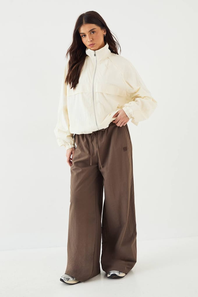 Dames DSGN Studio Nylon Doorlopende Rits Trechter Hals Track Jacket | Creme | Maat: Large