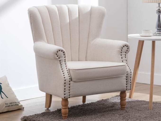 Vente-unique Fauteuil van crèmekleurige stof met klinknagels BATOUMI