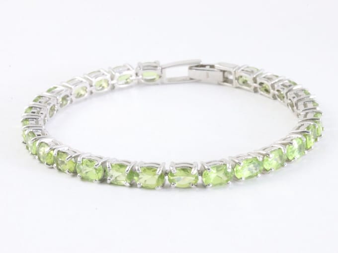 Zilveren tennisarmband met peridoot - lengte 17 cm