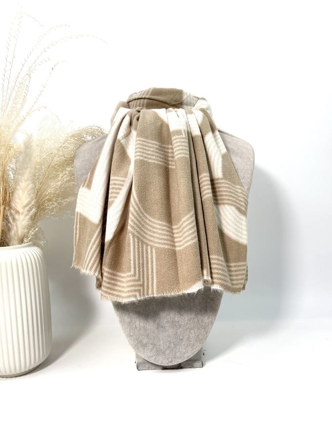 Lange warme dames sjaal Sira-fantasiemotief-camel wit beige-wintersjaal