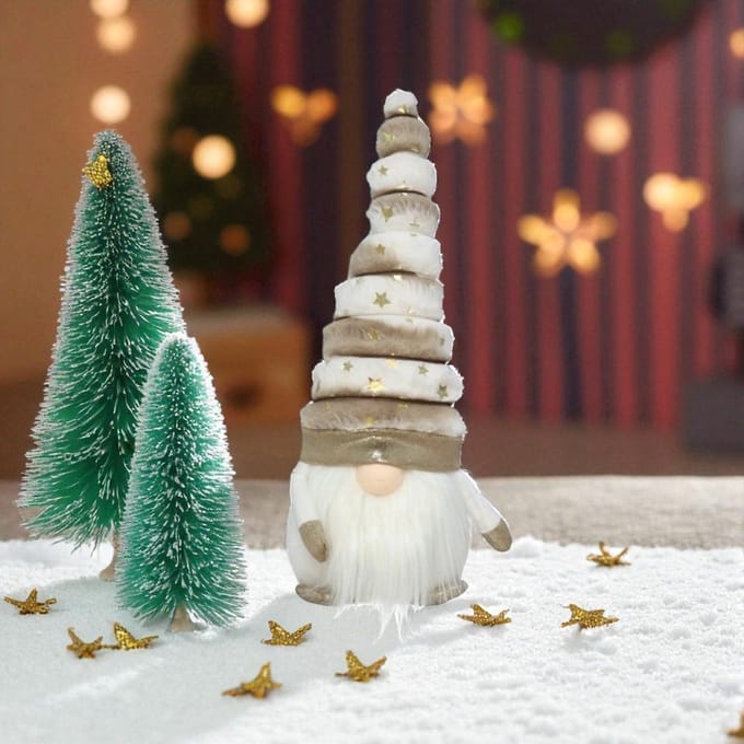 Pluche kerstgnoom met gouden accenten en LED-neus – 39 cm hoog
