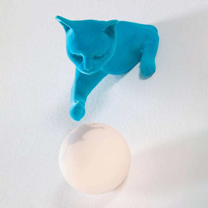 Karman wandlamp Maoo, keramiek lichtblauw, glas, kattenfiguurtje