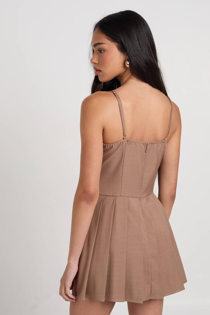 boohoo Dames Getailleerde Mini Jurk met PlooiDetail | Taupe | Maat: 44