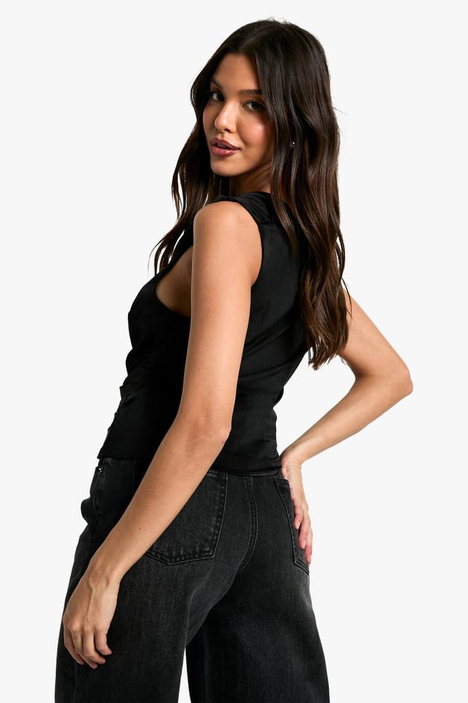 boohoo Dames Satijn Cowl Geruimde Mouwloze Blouse | Black | Maat: 10