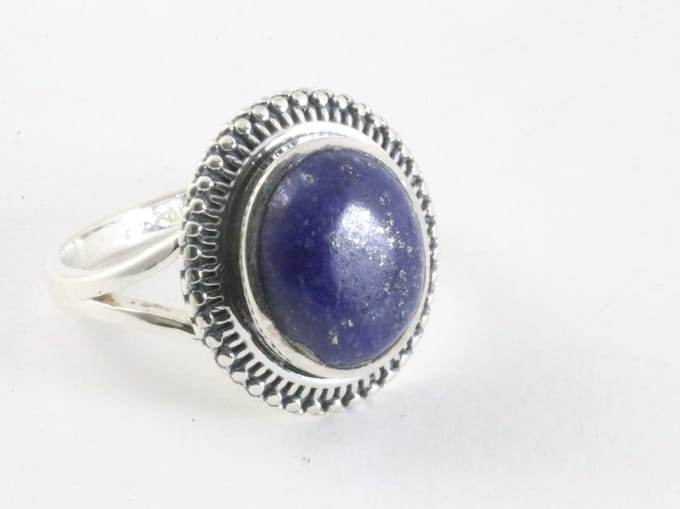 Bewerkte zilveren ring met lapis lazuli - maat 19