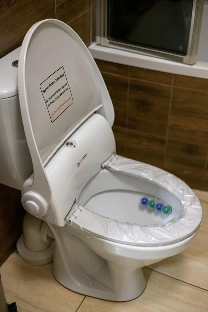 Slimme WC-bril met automatische folievervanging voor optimale hygiëne