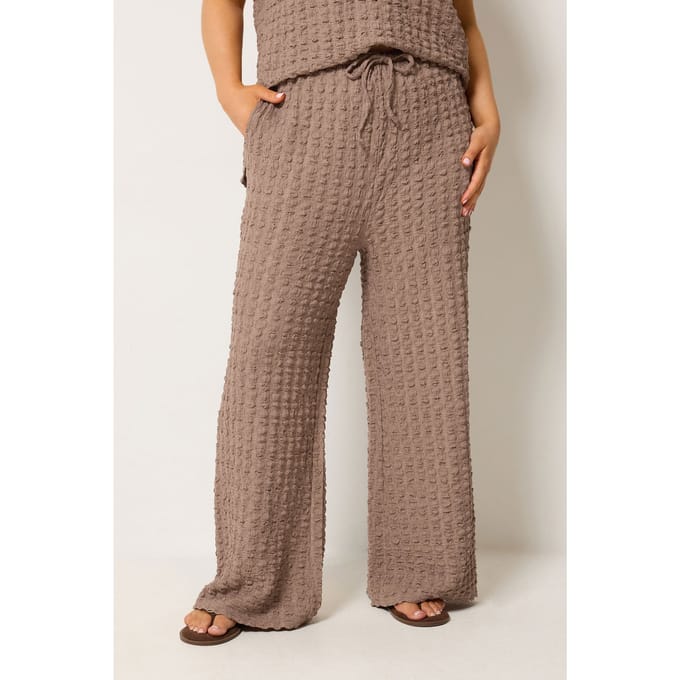 Yours Bruine Broek Met Wijde Pijpen En Bubbeltextuur Size Regular > 48
