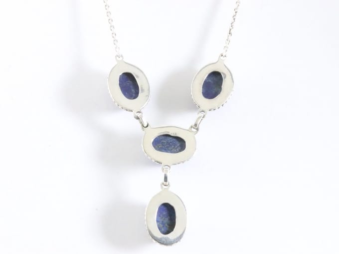 Bewerkte zilveren ketting met lapis lazuli