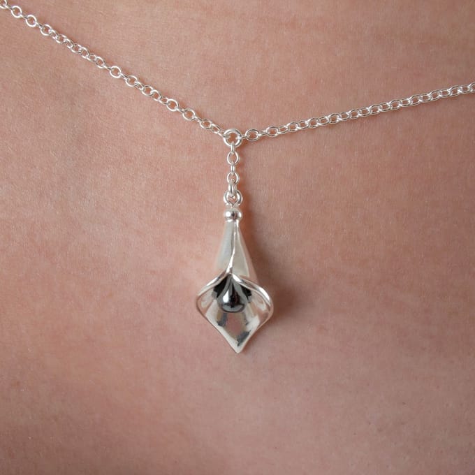Sylvie Monthulé | Zilveren Bodychain | Arum Flower Maat S