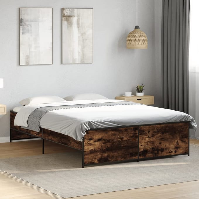 vidaXL - Bedframe - bewerkt - hout - metaal - gerookt - eikenkleurig - 140x190 - cm