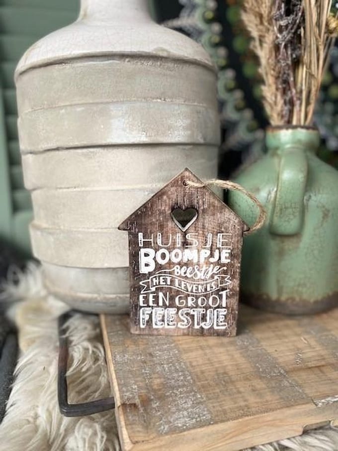 Hanger / label / met de tekst; Huisje boompje beestje Het leven is een groot feestje / Natural