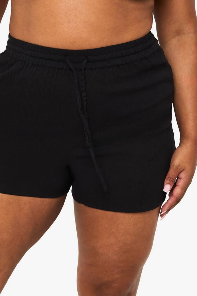 boohoo Dames Plus Crinkle Katoenen Strandshorts | Black | Maat: 22