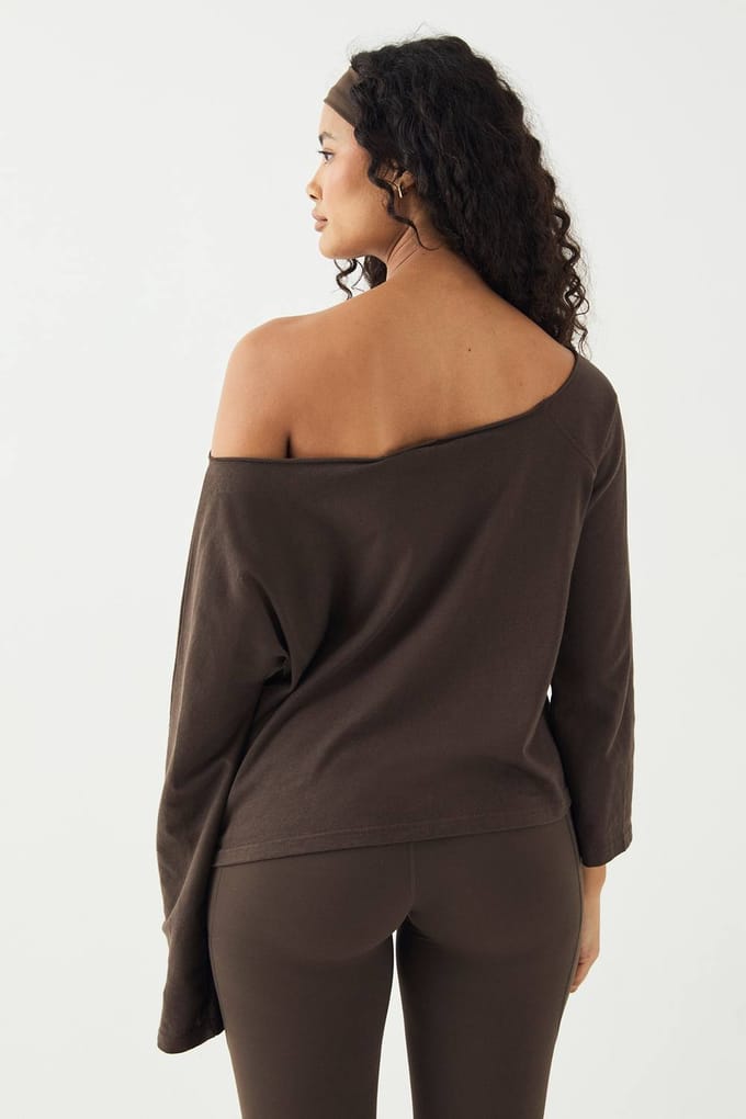 Dames DSGN Studio Off-Shoulder Lange Mouwen T-shirt | Espresso | Maat: Medium