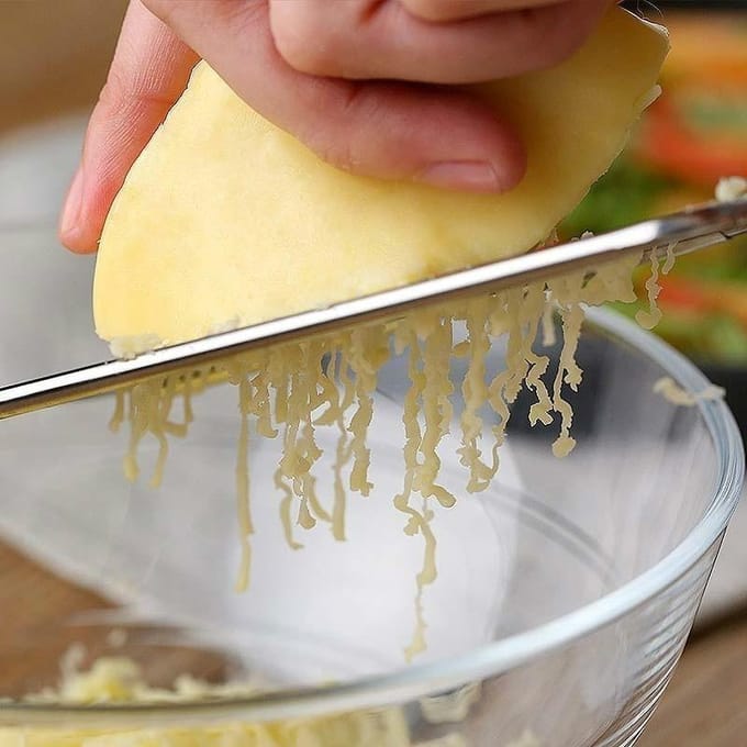 Râpe à fromage multifonctionnelle en acier inoxydable, raboteuse à fromage tranchante, couteau à copeaux de fromage Ginger Shredder argenté