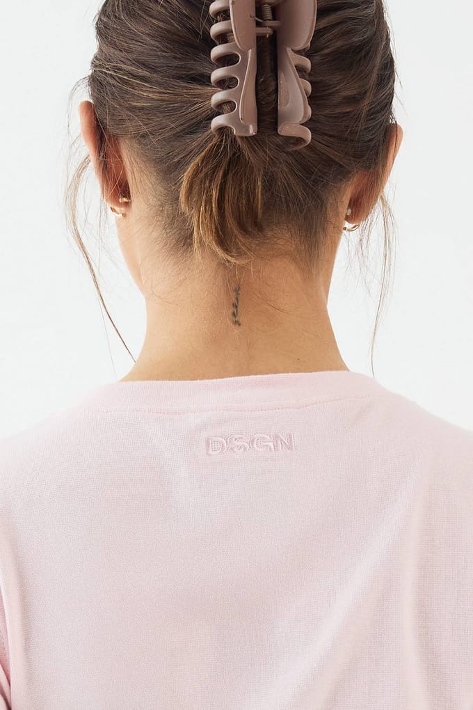 Dames DSGN Studio Ronde Hals Doorknoop Lange Mouw Top | Lichtroze | Maat: Small