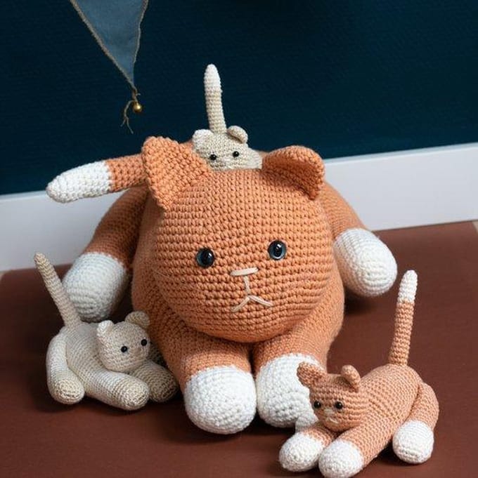 Haakpakket moederpoes met kittens Camel