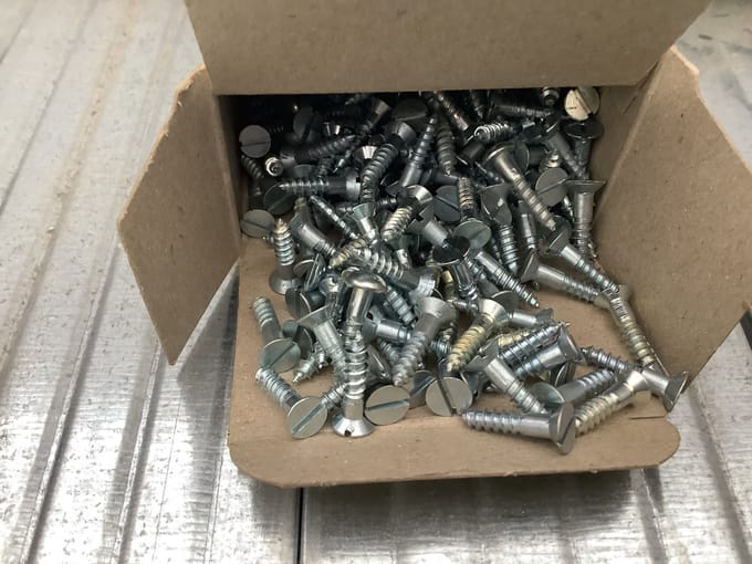 Houtschroef. Gleufkop. 3.5 x16mm. Lang. Platkop. Verzinkt. 200 stuks. Deltafix.