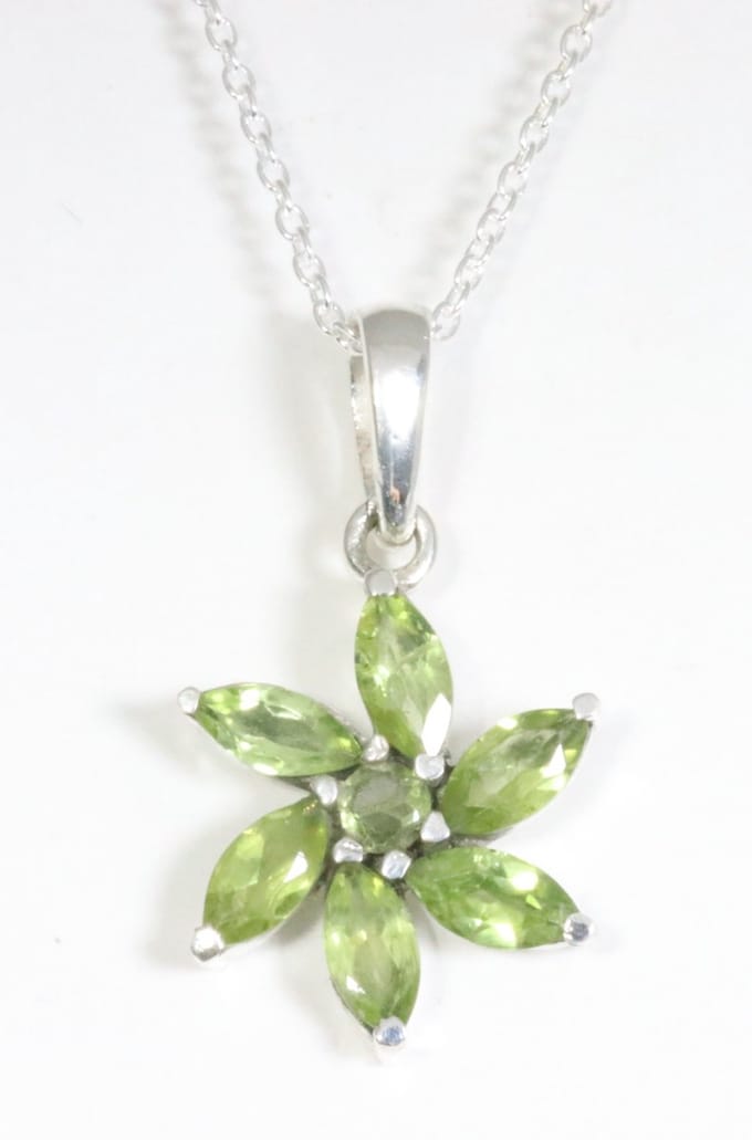Zilveren hanger met peridoot aan ketting