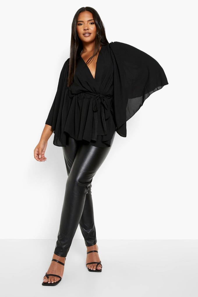 boohoo Dames Plus Angel Sleeve Wrap Peplum Blouse | Zwart | Maat: 52