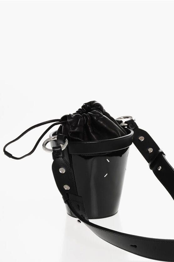 Zwarte leren bucketbag met verstelbare schouderband