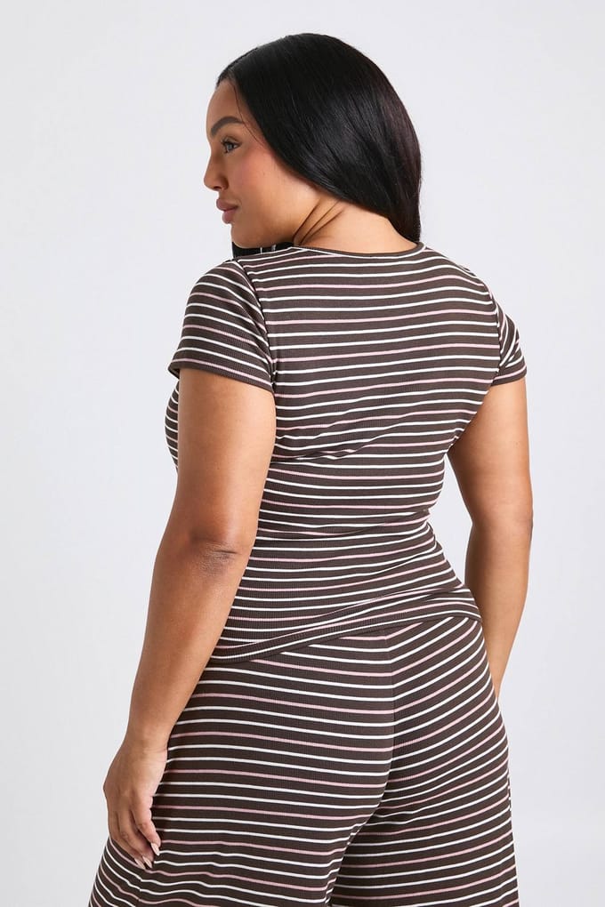 boohoo Dames Plus gestreepte Baby T-Shirt | Chocoladebruin | Maat: 48