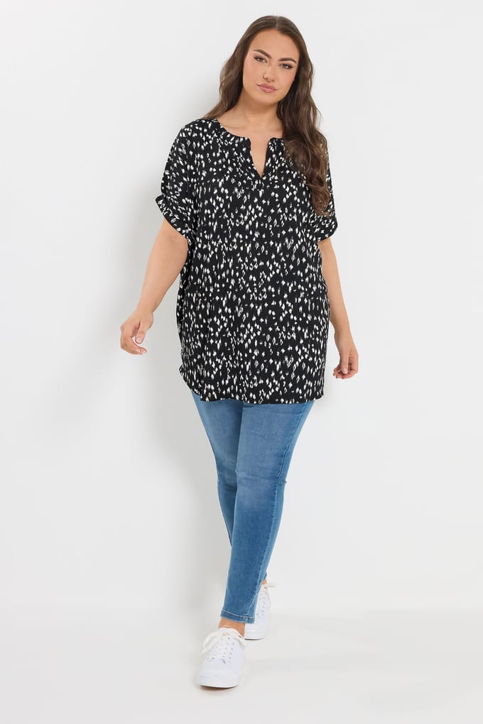 Yours Zwarte Top Met Abstracte Markeringen En Uitgesneden Halslijn Size 48