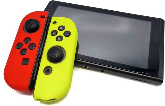 Gadgetpoint - Hoesjes & Skins voor Nintendo Switch 1 - Performance Gaming Case - Soft Grip Covers - Anti-Slip Joy-Con Controller Accessoires - Rood/Geel