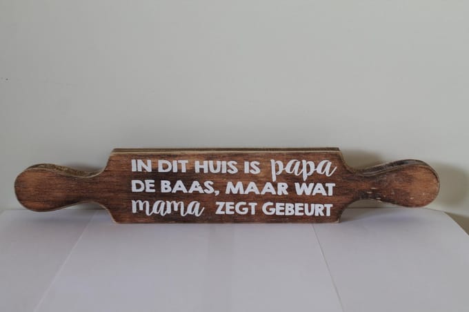 tekstbord "deegroller" in dit huis is papa de baas...