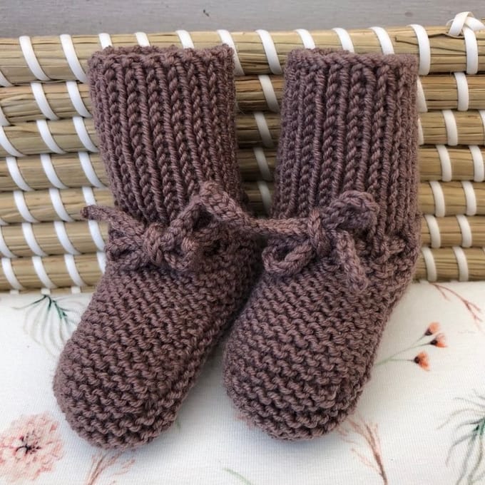 Gebreide babyslofjes - Kort - Donkerbeige - Merino Wol - Lovely Stitches