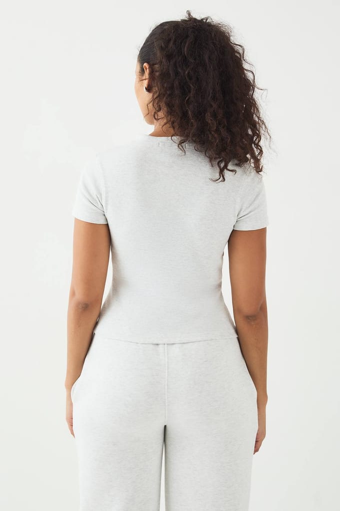 Dames DSGN Studio Script Borduurwerk Geribbelde Doorknoop Top met Korte Mouwen | Ash Grey | Maat: 2XL