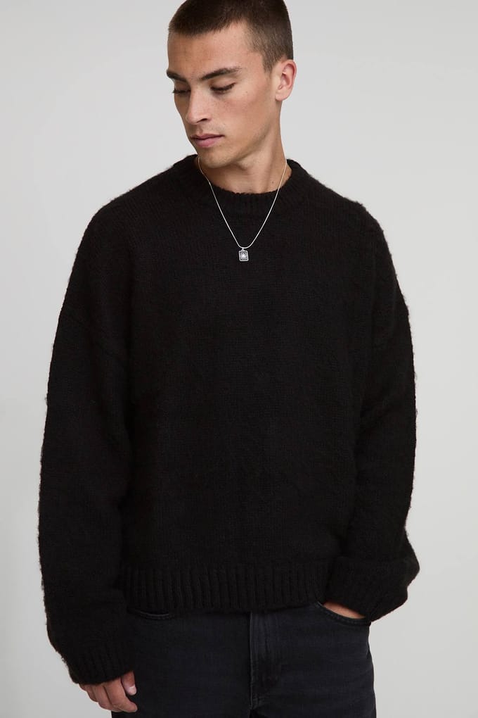 Boxy pasvorm geborstelde verlengde nek gebreide trui | Black | Size Medium