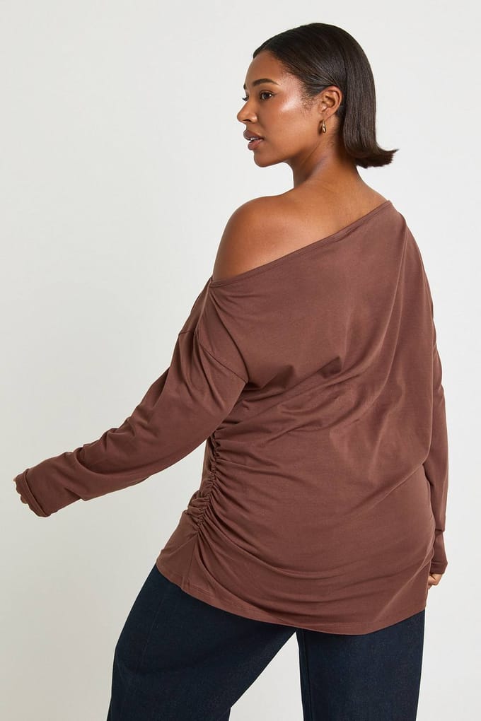 boohoo Dames Plus Off-Shoulder Gerimpelde Lange Mouw Top | Chocolate | Maat: 16