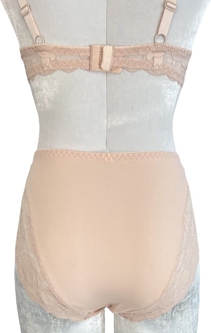 MILENKA beige slip met shaping effect maat 40/L valt maat kleiner