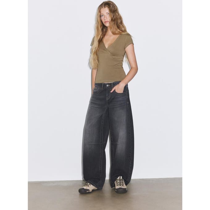 Stradivarius T-shirt met korte mouw en snit onder de borst  Kaki M