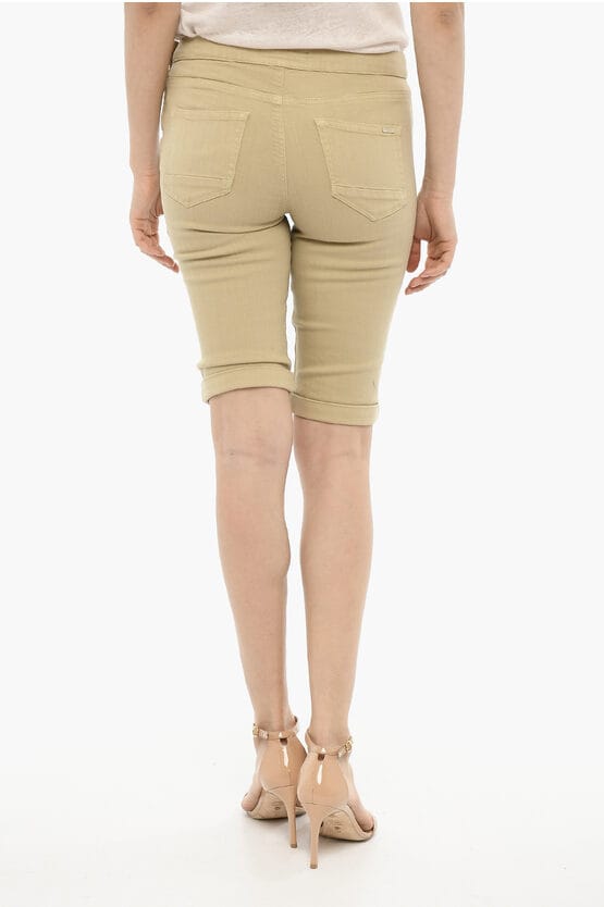 Korte broek met omslag en gouden sluiting in beige