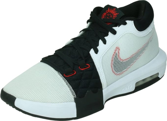 Nike lebron witness 8 basketball sh in de kleur wit.