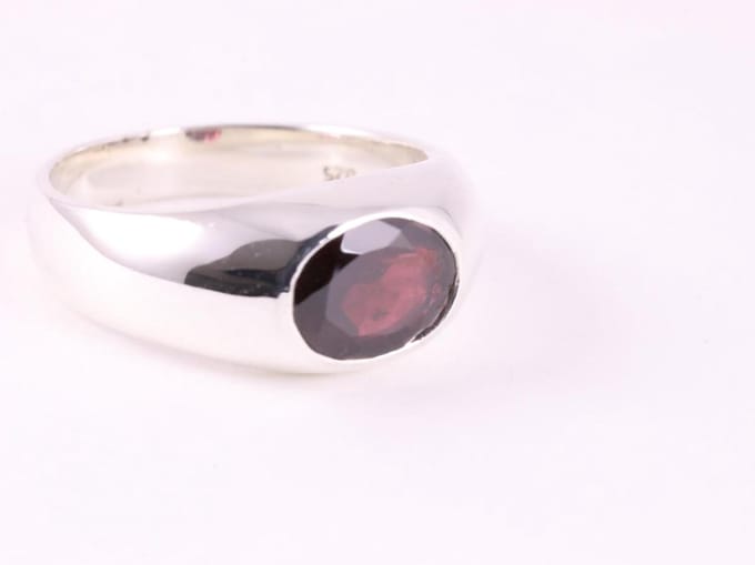 Hoogglans zilveren ring met granaat - maat 18