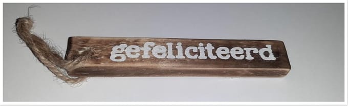 Label van hout - Tekst gefeliciteerd - met jute touwtje - 12x1,8x0,8cm (2 stuks)