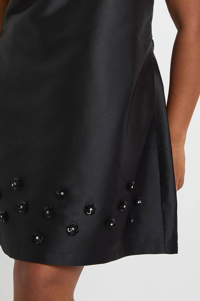 boohoo Dames Plus Flower Diamante Zoom Shiftjurk | Black | Maat: 20