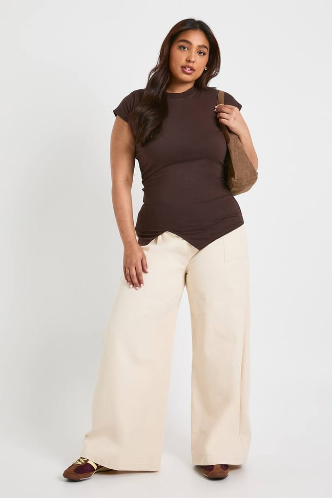 boohoo Dames Plus top met gerimpelde zijkanten, V-hals en capmouwen | Chocoladebruin | Maat: 44