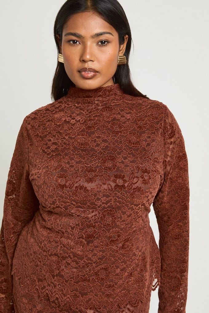 boohoo Dames Plus Premium Kanten Hoge Hals Lange Mouw Top | Chocoladebruin | Maat: 44