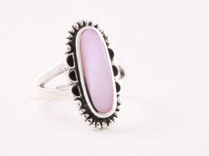 Bewerkte zilveren ring met roze parelmoer - maat 20