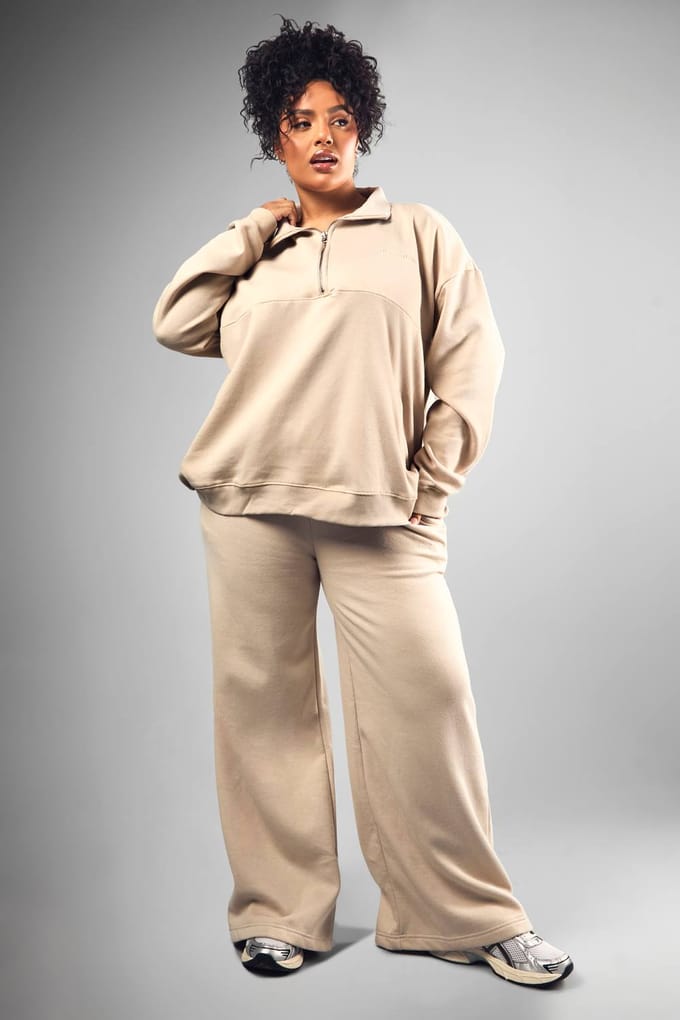 boohoo Dames Plus DSGN Studio Geborduurde Straight Leg Jogger | Stone | Maat: 22